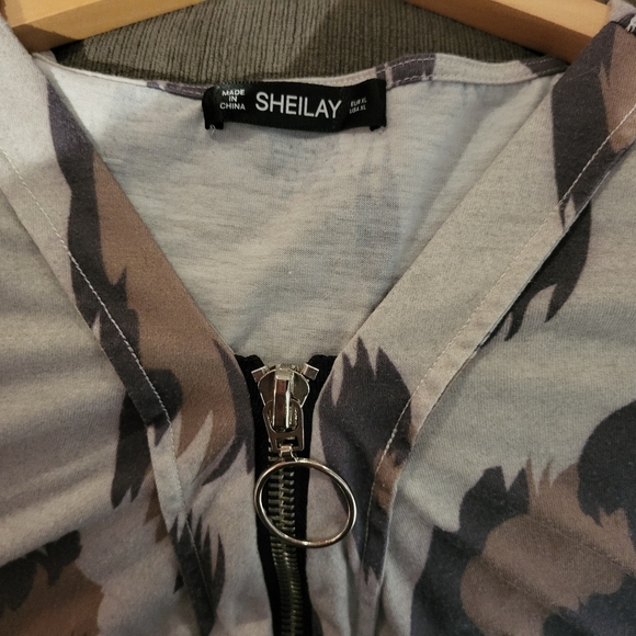 Leopard Print V-Neck Zipper Top - Picture 3 of 4